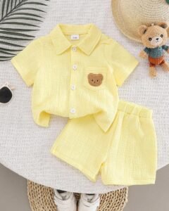 Conjunto de camisa con bordado de oso y shorts con textura para niños