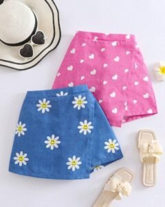 Shorts asimétricos con estampado de girasol, corazón y cara sonriente