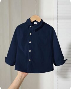 Camisa de manga larga con cuello vuelto y botones en diagonal