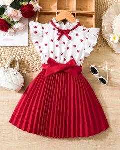 Vestido de niña con patrón de corazones y borde con empalmado