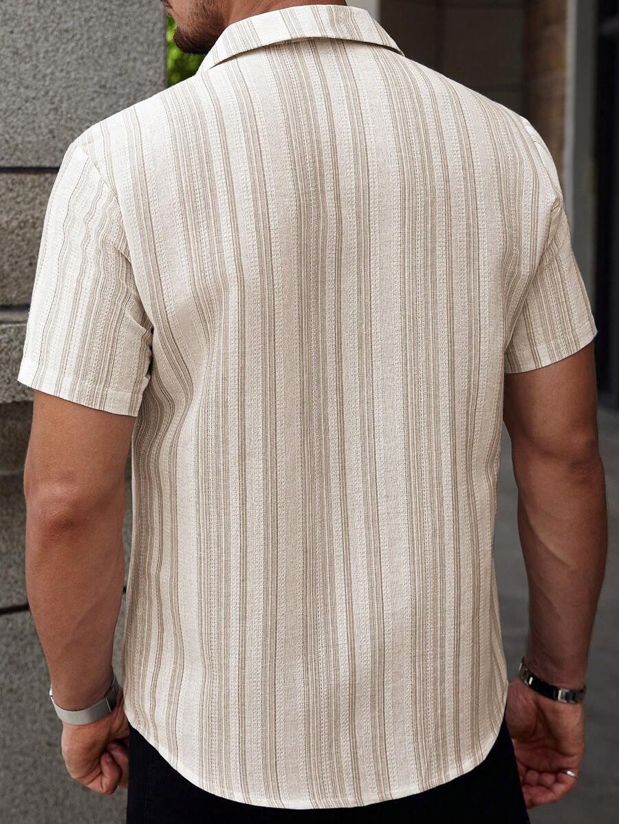 Camisa casual de manga corta con botones y rayas - Imagen 3