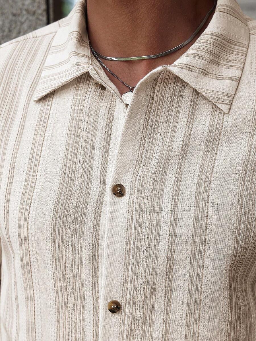 Camisa casual de manga corta con botones y rayas - Imagen 2