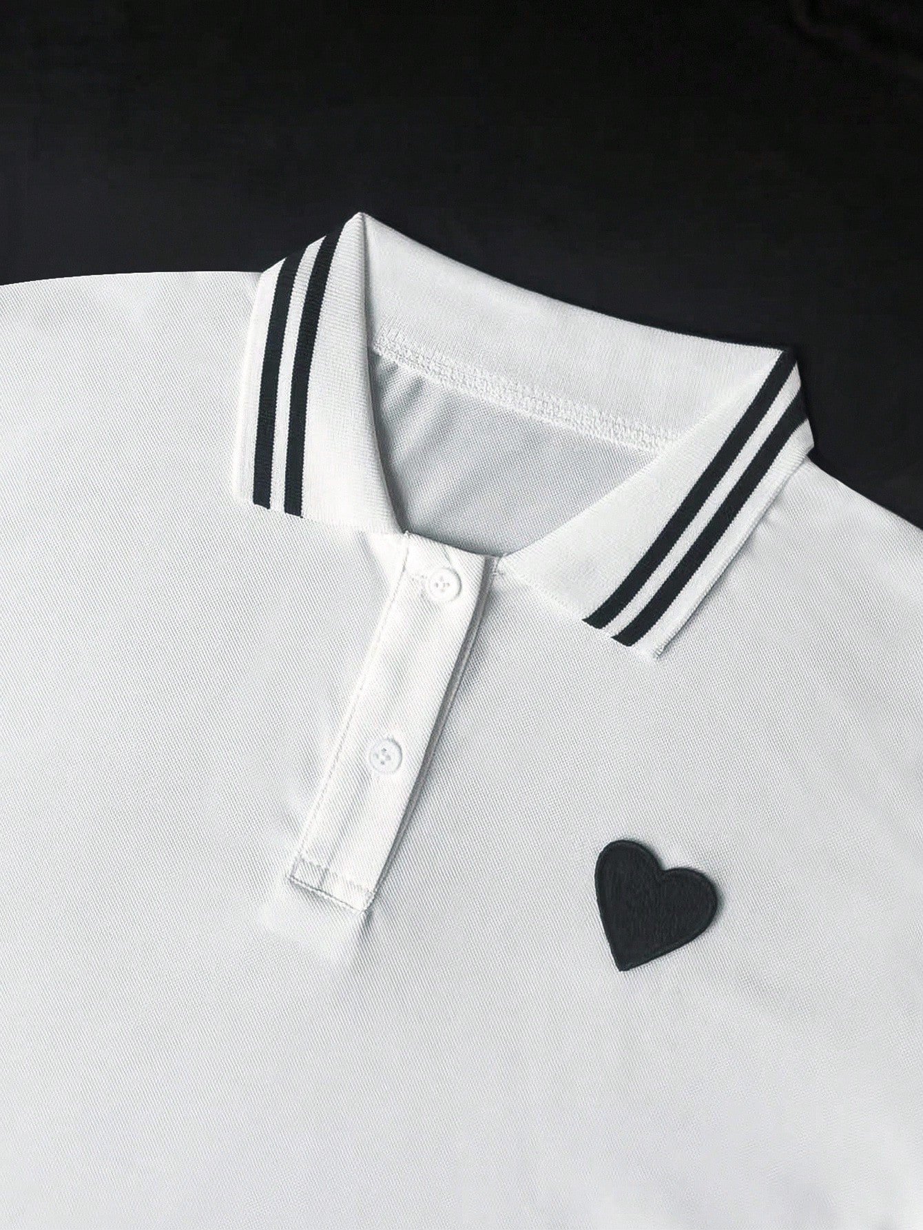 Camiseta gráfica de mujer de manga corta con estampado de corazón a rayas - Imagen 3