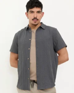 Camisa gris oscuro