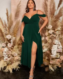 Vestido con hombros descubiertos y dobladillo envolvente