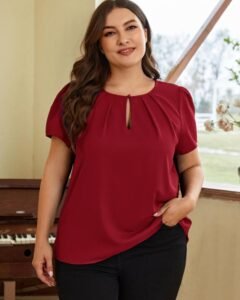 Blusa con cuello de ojo de cerradura, manga corta y pliegues delanteros