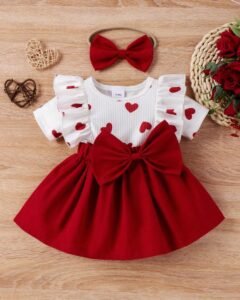 Vestido para bebé niña con patrón de corazones y dobladillo de rayas con volantes