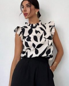 Blusa elegante de mujer con estampado floral y mangas de tapón