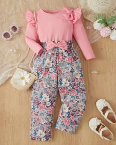 Blusa de manga larga con estampado floral y volantes y pantalones