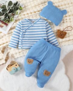 Camiseta de manga larga con rayas verdes con nudo, pantalones bordados con oso y gorra