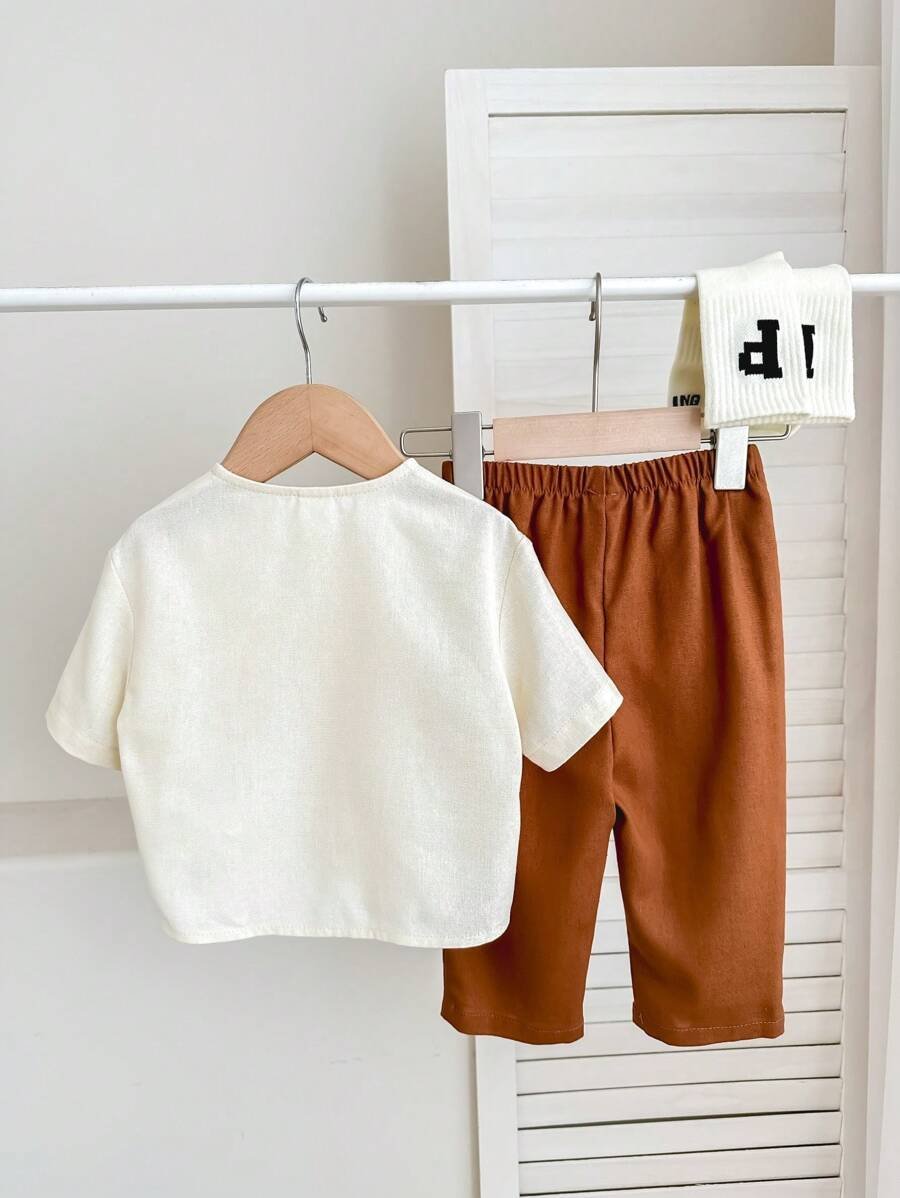 Camisa de manga corta con bolsillo decorado y pantalones de cintura elástico - Imagen 3