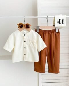 Camisa de manga corta con bolsillo decorado y pantalones de cintura elástico