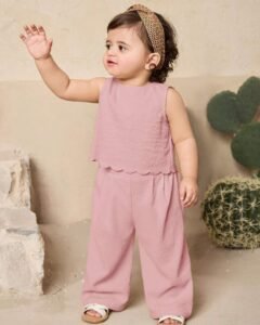 Conjunto de top sin mangas con volantes y pantalones