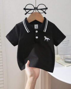 Camiseta de manga corta con cuello polo bordada para niño