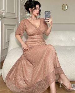 Vestido de mujer de longitud media con cuello en V