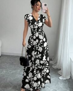 Vestido con estampado floral elegante por todo el diseño