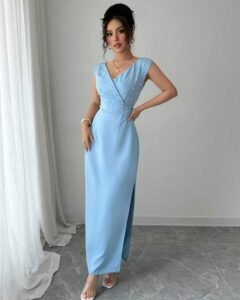 Vestido de un solo color con decoración de perlas