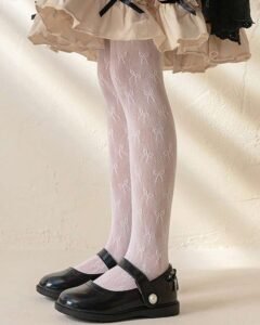 Medias con diseño calado de mariposa en beige para niñas