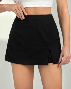 Pantalón corto tipo minifalda con abertura lateral de unicolor