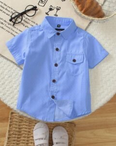 Camisa con cuello con solapa y bolsillo con estampado de lunares azules