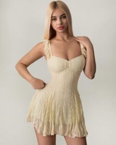 Vestido mini acampanado de color albaricoque con parches de encaje