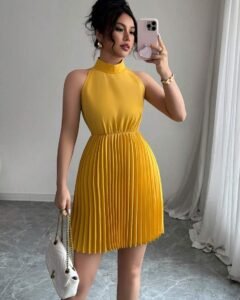 Vestido midi ajustado con pliegues acordeón, sin mangas y cuello alto