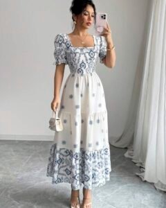 Vestido de corta manga con cuello cuadrado y cintura entallada