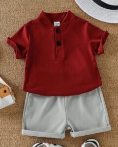 Camiseta manga corta con cuello alto y pantalones de color contrastante