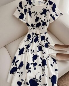 Vestido de verano ajustado de manga corta con cuello redondo