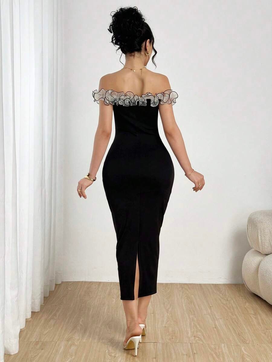 Vestido elegante con hombros descubiertos, adornado con perlas y volantes - Imagen 3