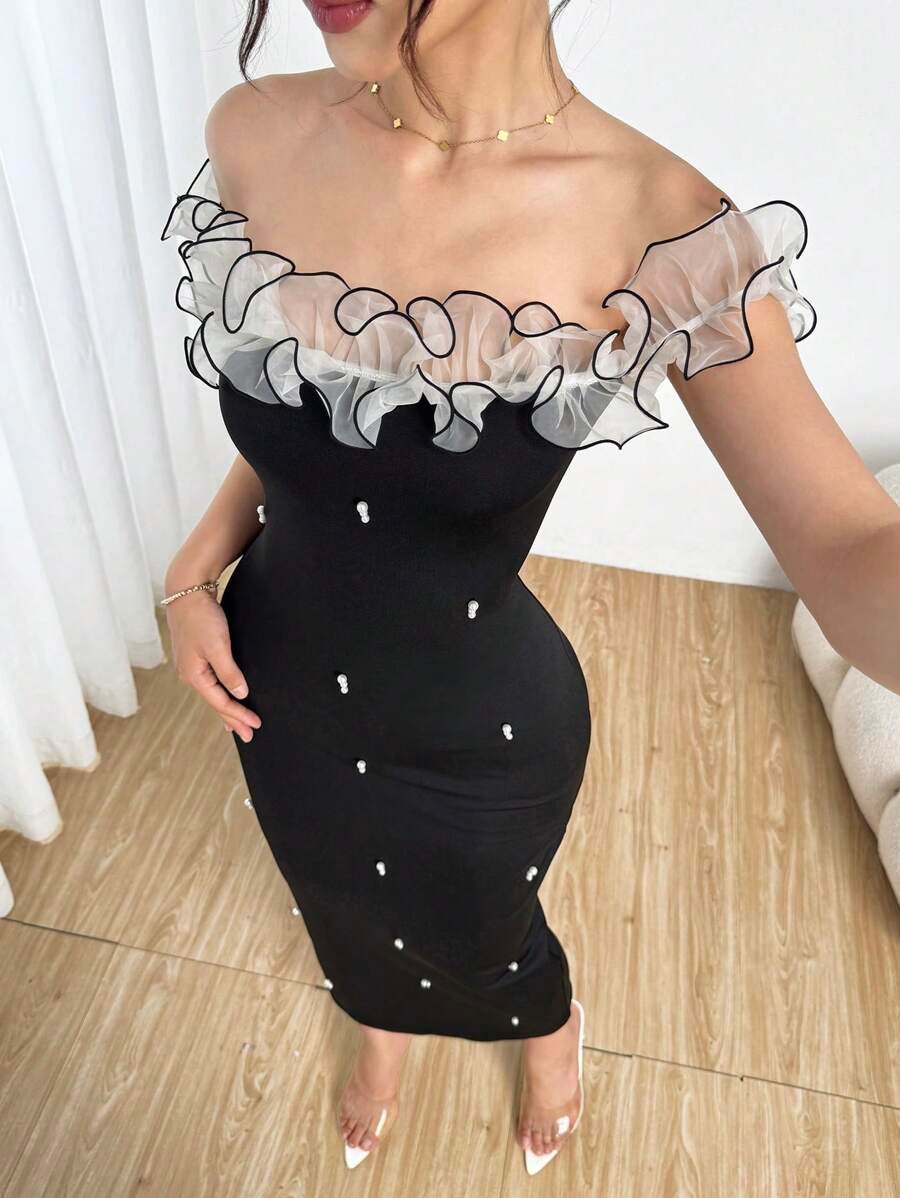 Vestido elegante con hombros descubiertos, adornado con perlas y volantes - Imagen 2