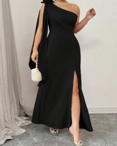 Vestido con pliegues, silueta entallada y mangas largas acampanadas