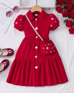 Vestido de verano lindo con apertura frontal y manga abullonada