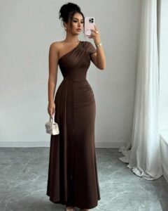 Vestido elegante y casual con cuello oblicuo