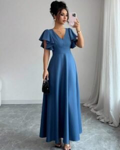 Vestido alineado con volantes en el bajo y escote en V