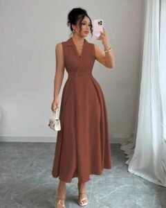 Vestido largo elegante con cuello vuelto, sin mangas y decoración de boton