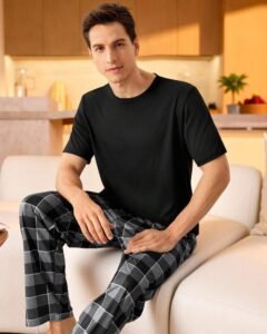 Camiseta unicolor de manga corta y pantalones a cuadros