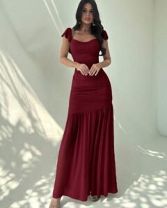 Vestido ajustado con volantes y cintura anudada de malla