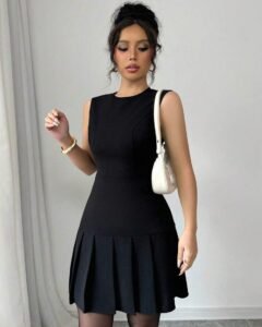 Vestido mini elegante y romántico de color negro con pliegues en la cintura