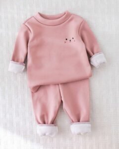 Camiseta de manga larga con cuello redondo y pantalones suaves de felpa