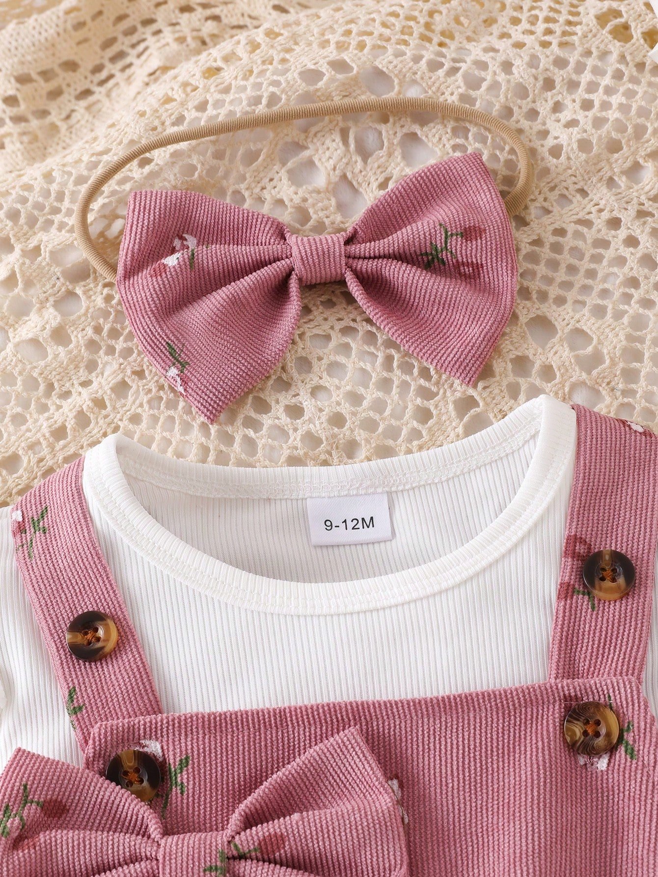 Camiseta de manga larga, vestido de peto floral y diadema con lazo - Imagen 2