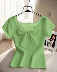 Blusa con volantes en el dobladillo, cuello lindo y detalle de atar al frente