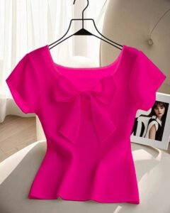 Blusa unicolor con volantes en el bajo y el cuello