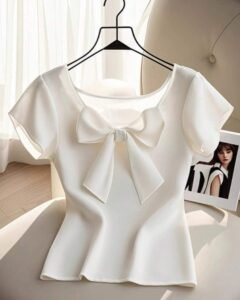 Blusa con lazo delantero, bajo con volantes y cuello lindo