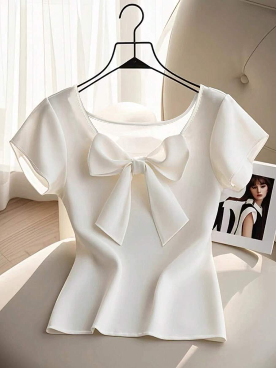 Blusa con lazo delantero, bajo con volantes y cuello lindo