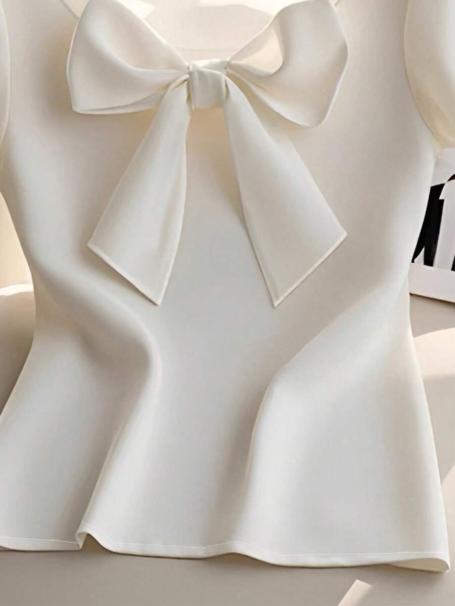 Blusa con lazo delantero, bajo con volantes y cuello lindo - Imagen 3