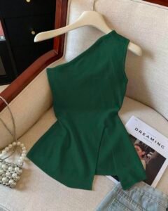 Blusa unicolor sin mangas con dobladillo y con abertura