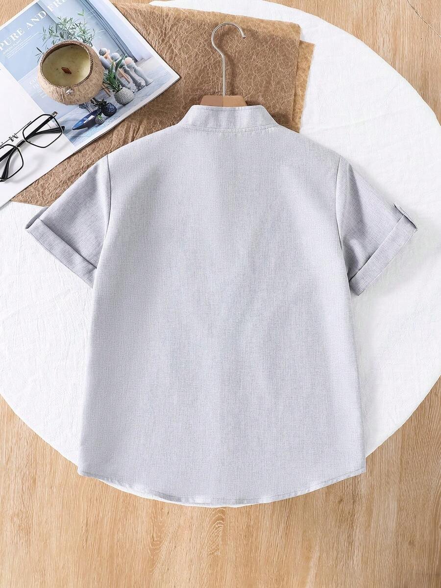 Camisa casual de manga corta de color azul sólido con cuello de pie - Imagen 3