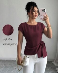 Blusa de diseño asimétrico con cuello redondo y manga corta