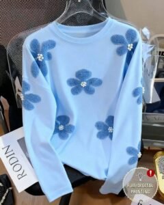 Camiseta con cuello redondo, estampado floral y de perlas